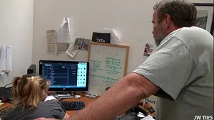 Secrétaire se masturbe au bureau et se fait baiser
