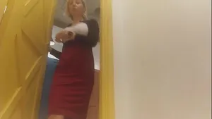 Blonde aux gros seins se masturbe en cabine d'essayage