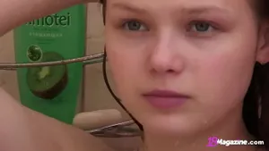 Bianca 19 ans se masturbe sous la douche