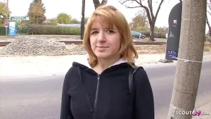 Étudiante blonde baisée par un vieux pervers pour du fric