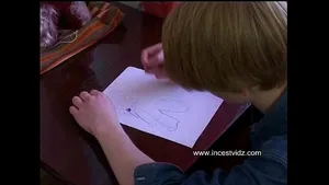 Belle-mère blonde baise son beau-fils après les devoirs