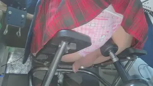 Crossdresser baisé par machine sexuelle automatique