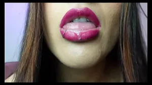 Latina brune crache et bave - Fétiche salive intense