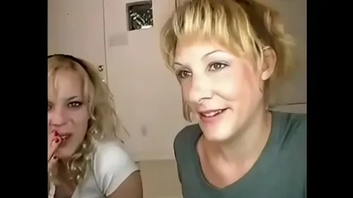 MILF blonde amateur se masturbe devant sa webcam