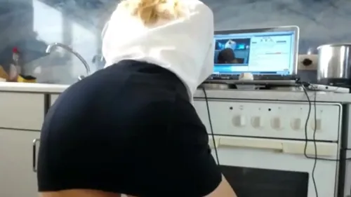 Sexydea blonde se masturbe en webcam live français