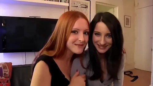 Deux copines françaises baisent pour la première fois