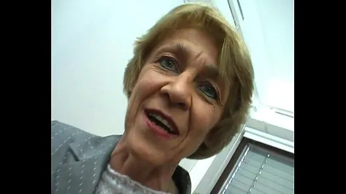 Mamie allemande domine et baise ses soumis