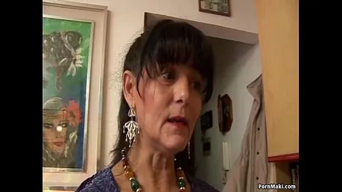 Mamie poilue baise avec jeune mec - Grand-mère salope