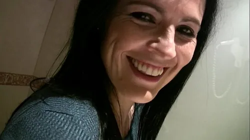 Montse Swinger baisée sauvagement dans les toilettes