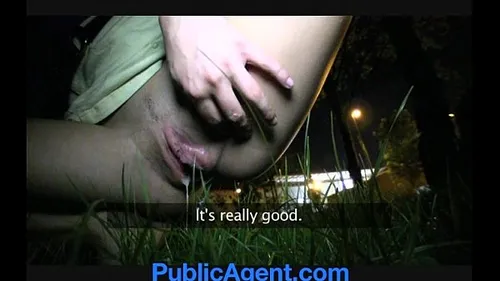 Agent baise brunette contre argent dans la rue