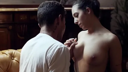 Brunette brésilienne défonce sa chatte avec une BBC