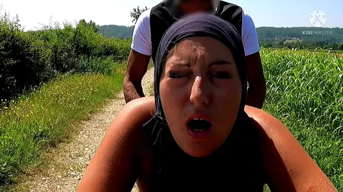 Beurette infidèle baisée sur capot de voiture sans capote