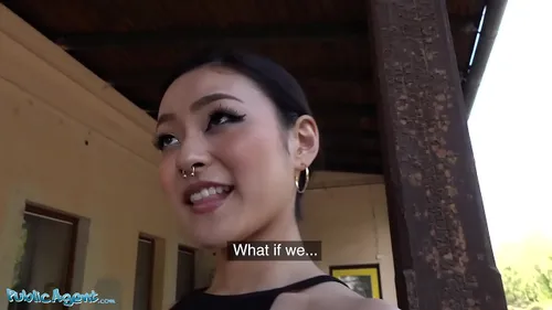 Japonaise Rae Lil Black baise un inconnu pour du cash