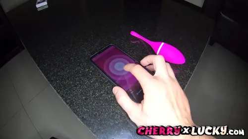 Couple amateur teste nouveau sextoy - brunette jouit fort