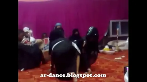 Arabe gros cul danse sexy en levrette - performance hot
