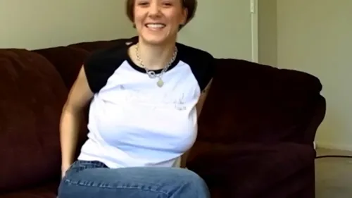 Amatrice Gros Seins Naturels se Masturbe en Webcam