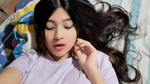Latina se masturbe avec godemica en mini-jupe latex
