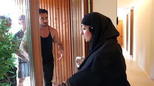 Arabe soumise baisée par 4 hommes - gangbang brutal