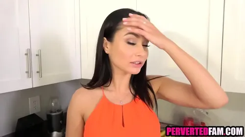 Belle-mère MILF soudoie son beau-fils avec sa chatte