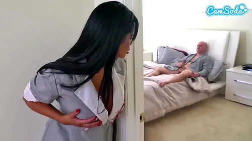 Femme de ménage latina surprise en train de baiser