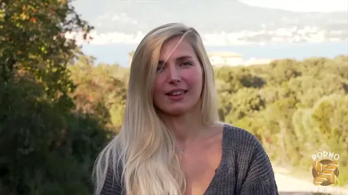 MILF blonde Chloé baise hard et se fait défoncer