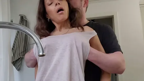 MILF latina baisée dans sa cuisine pendant la vaisselle
