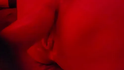 Homme gay étire sa grosse bite en se masturbant