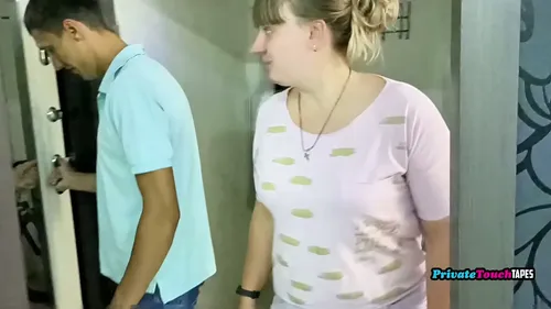 MILF russe rondelette suce et se fait baiser sauvagement
