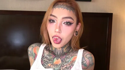 Jesse asiatique tatouée se fait baiser par grosse bite