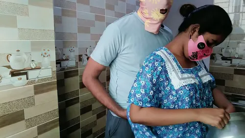 MILF indienne baisée dans sa cuisine - Amateur maison
