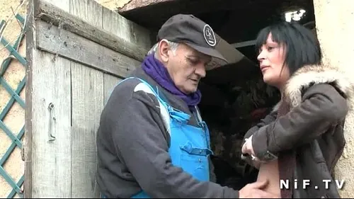 Papy français baise MILF gros seins avec jeune ami