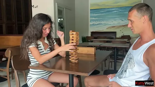 Demi-soeur baisée dans le cul après pari Jenga perdu