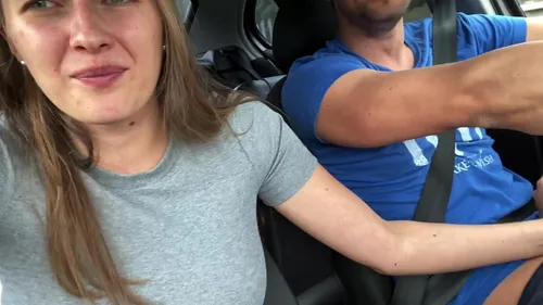 Pipe sauvage sur autoroute - fellation en voiture