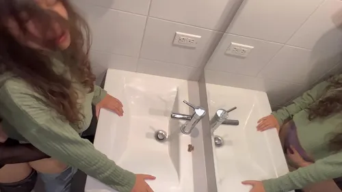 Lesbiennes latinas baisent dans salle de bain familiale