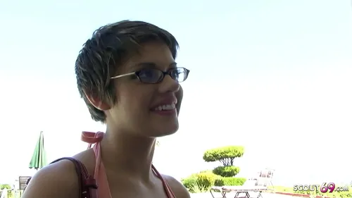 Étudiante à lunettes baisée par une grosse bite blanche