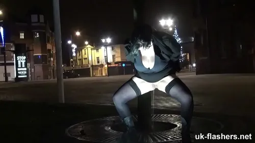 MILF britannique ronde se masturbe en public