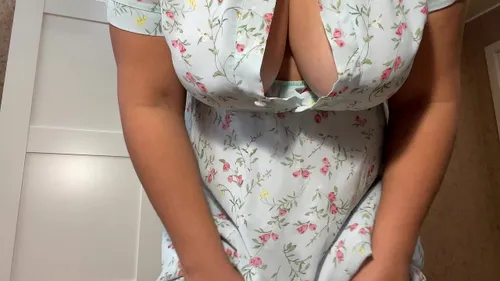 MILF russe se branle la chatte sans culotte - Orgasme