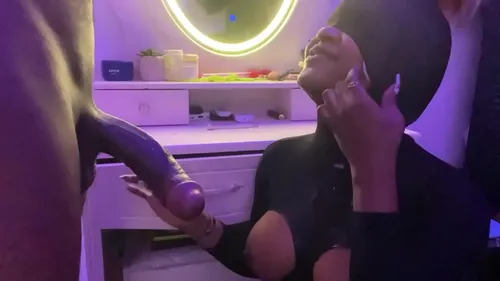Blackette suce une grosse bite avec ses lèvres pulpeuses