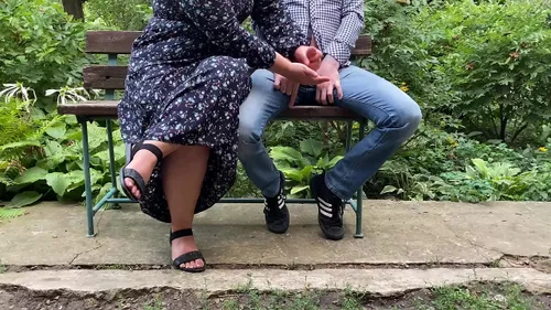 MILF pulpeuse branle son beau-fils dans un parc public