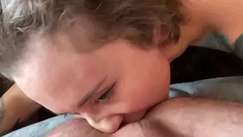 Salope blonde suce et lèche le cul comme une experte