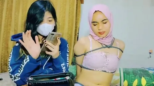 Beurette hijab sportive attachée et pelotée de force