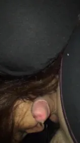 Française suce dans voiture - Pipe amateur POV