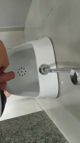 Exhib gay risqué dans les toilettes de salle de sport