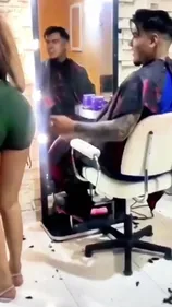 Transgenre se fait baiser et remplir de sperme au salon