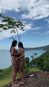 Lesbiennes bronzées baisent sur la plage de Rio