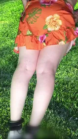 Trans mature se masturbe en robe orange à la campagne